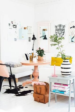 客厅粉色小圆桌