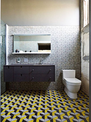 黑色+黄色卫生间地面设计