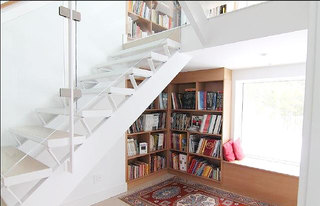 创意楼梯变身书架墙