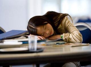 趴在桌子上睡觉的危害有哪些？应该如何避免