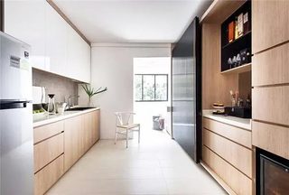原木色狭长型厨房设计