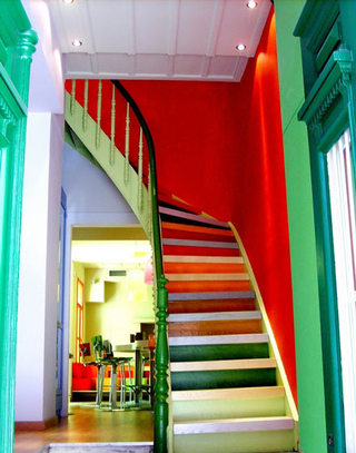 红色绿色撞色楼梯背景墙