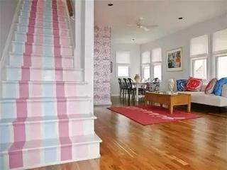 淡雅气质彩色楼梯设计