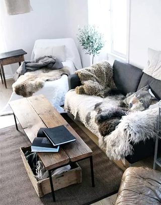 客厅沙发毛毯搭出满室温暖
