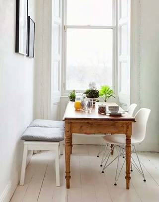 小户型实木家庭餐桌图片