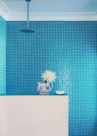 蓝色马赛克卫生间背景墙装饰