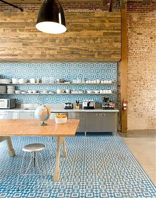 蓝色厨房地板瓷砖图片