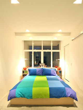 现代简约床头靠窗卧室装修效果图