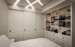 35平小户型白色卧室收纳柜设计
