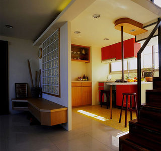 46平小复式楼厨房红色橱柜设计图