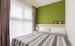 简约北欧风卧室 绿色背景墙装饰图