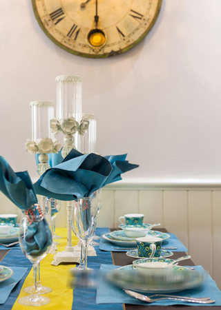 90平波普风格蓝色餐厅桌布效果图