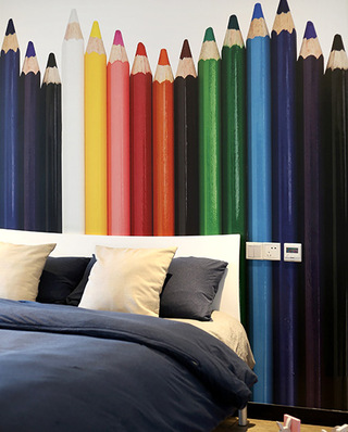 卧室创意彩色铅笔背景墙欣赏