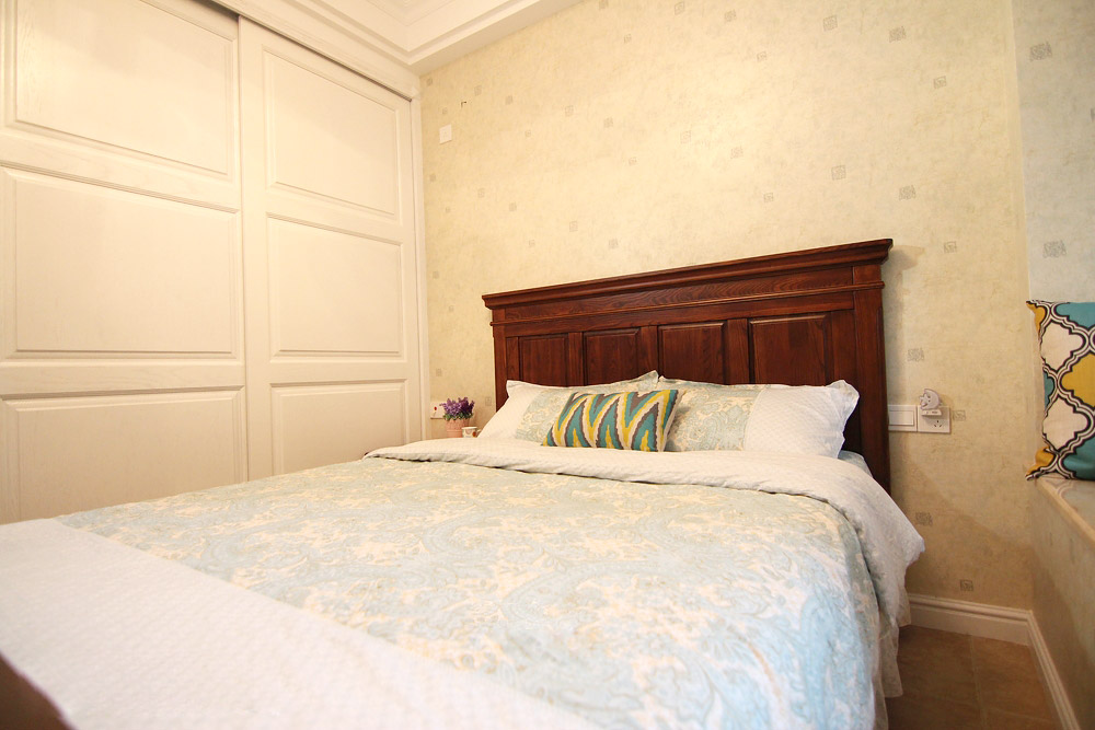 60平美式风格两室两厅卧室床品图片