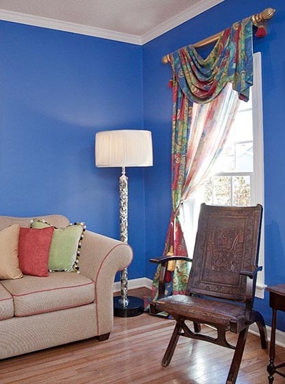 淡蓝色墙面配窗帘图片图片