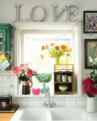 厨房窗户花卉摆放图片