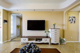 暖黄色美式客厅电视背景墙设计