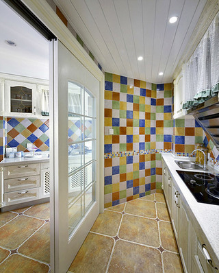 复古地中海风厨房 彩色马赛克墙砖设计