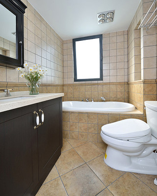 140平美式三居室卫生间装修图