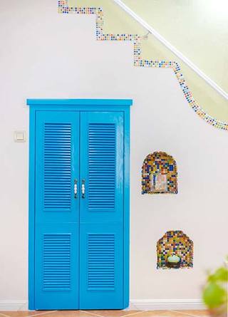 地中海复式 湖蓝色楼梯间百叶门设计
