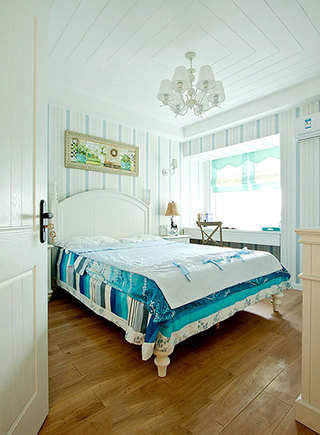 清爽简洁美式卧室 蓝色条纹背景墙设计