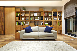日式客厅原木整体书架设计