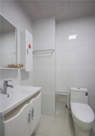 简约风格三居室装修卫生间设计图