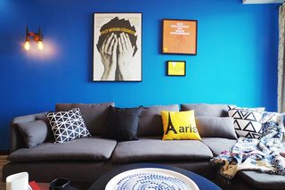 个性混搭风客厅 蓝色沙发背景墙设计