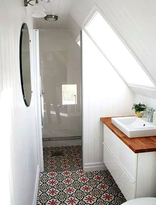 卫生间彩色瓷砖地板装修