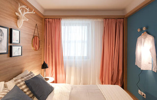 温馨简日式公寓卧室 粉色窗帘图片