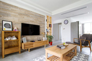 温馨日式客厅 原木背景墙设计