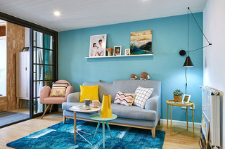 清爽北欧风客厅 蓝色沙发背景墙设计