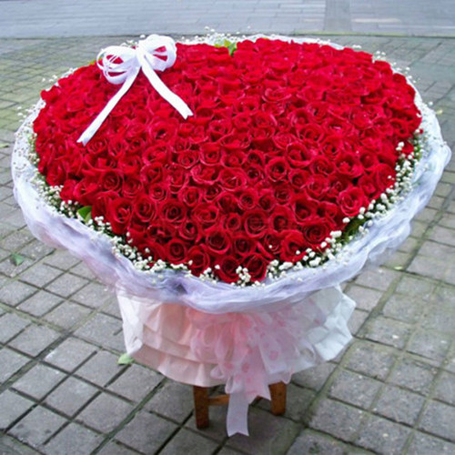 求婚送花用多少朵玫瑰合适 求婚先送花还是戒