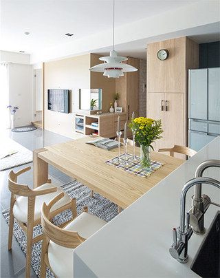 125平北欧三居室木质餐桌图片