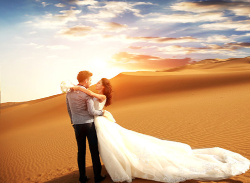 沙漠中的婚纱照_沙漠婚纱照(3)