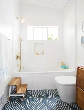 白色卫生间浴室图片