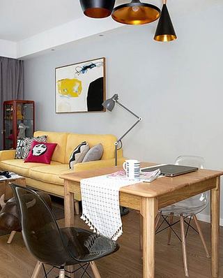 北欧风格小三室装修实木餐桌图片