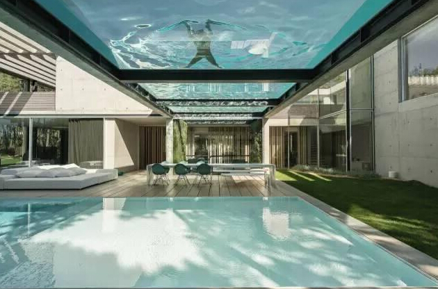 把屋顶设计成空中泳池，只有鬼才，才敢如此设计！