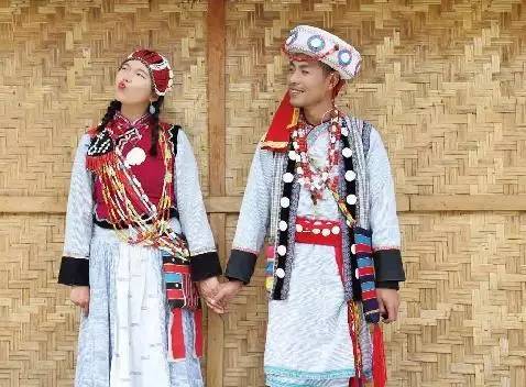 而这种图怒族男女服饰多为麻布质地妇女一般穿敞襟宽胸衣长到踝的麻布