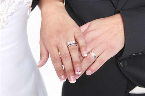 结婚的戒指戴哪个手指(结婚的戒指戴哪个手指好)