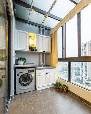 89平美式风格三居阳台洗衣房设计