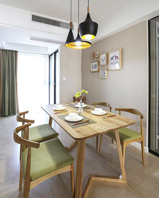 北欧风格婚房装修木质餐桌图片