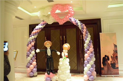 自己买的气球怎么布置 婚礼气球布置图片 如何用气球布置温馨婚房0