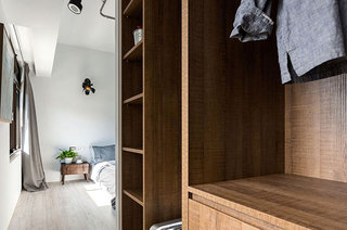 小户型loft装修木质衣柜图