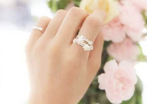 结婚戒指女生应该戴哪只手 女生戴戒指有什么