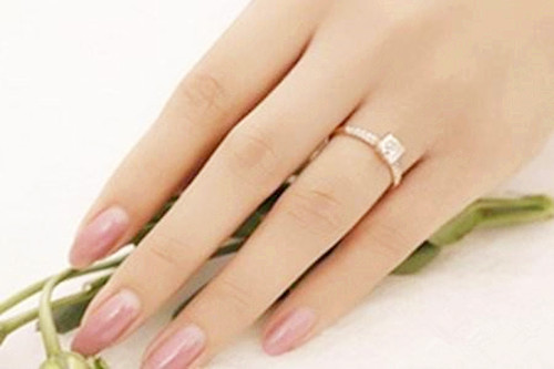 结婚戒指女生应该戴哪只手 女生戴戒指有什么