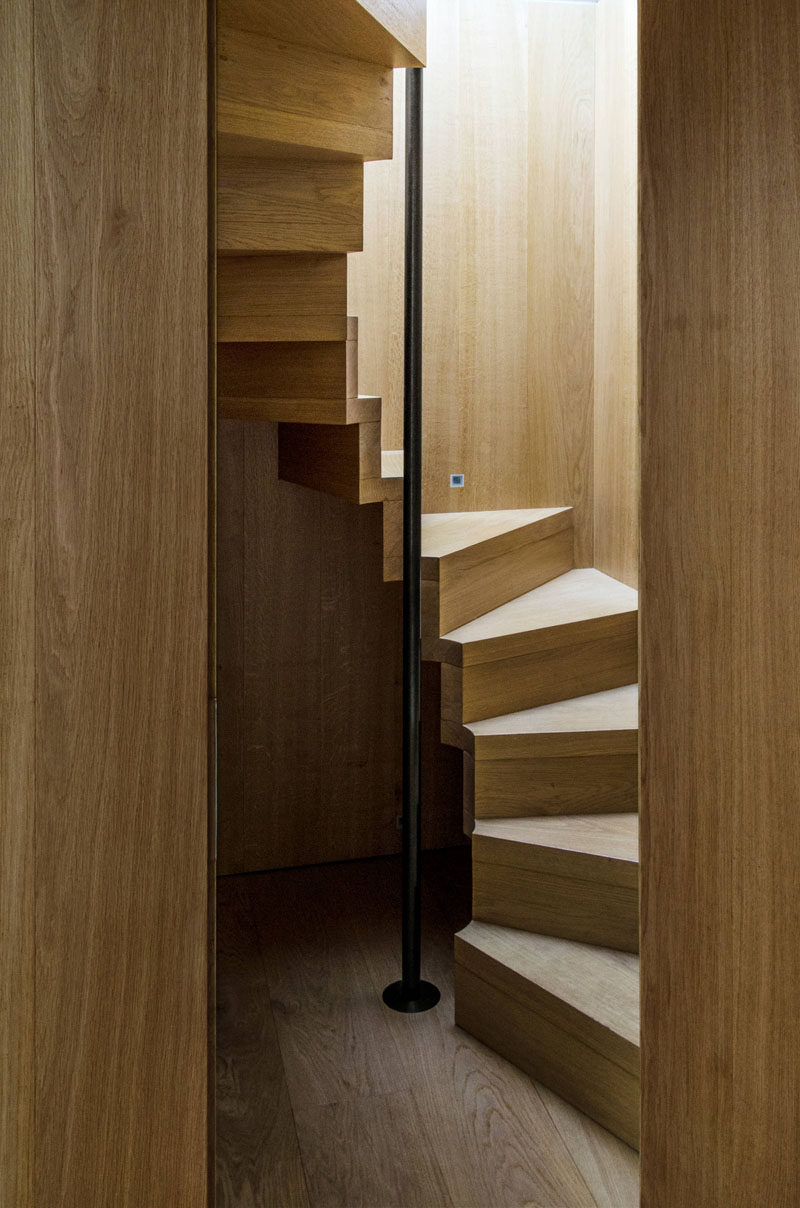 small-spiral-wood-staircase-131216-451-11-800x1208