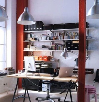不同材质拼接而成的办公桌是这个简约风格中的亮点，原木质地的部分是储物用的两层抽屉，墙面上收纳杂志的原木书架与之相互对称，几件家具足以见得设计者的良苦用心