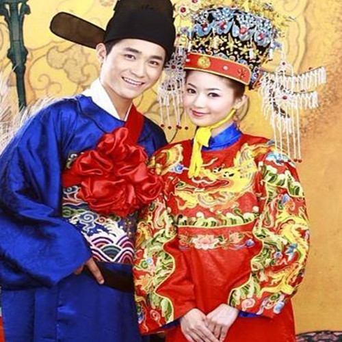 显得贵态十足;还有黄晓明angelababy大婚时新娘也是身着金凤凰绣褂裙