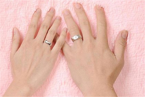 订婚戒指戴哪个手指才合适(订婚戒指戴哪个手指才合适呢)